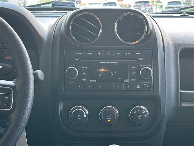 Photo of 2016 Bright White Clearcoat Jeep Patriot