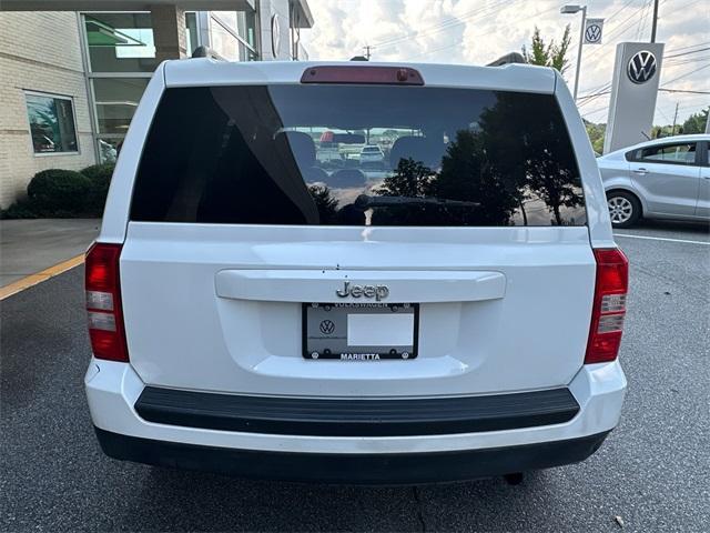 Photo of 2016 Bright White Clearcoat Jeep Patriot