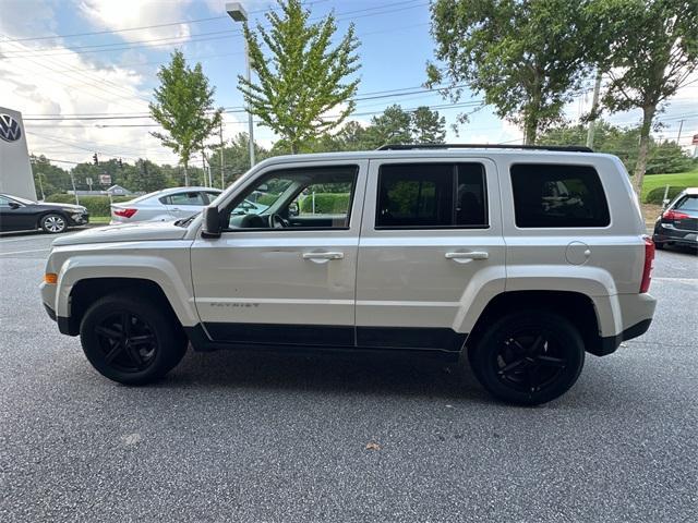 Photo of 2016 Bright White Clearcoat Jeep Patriot