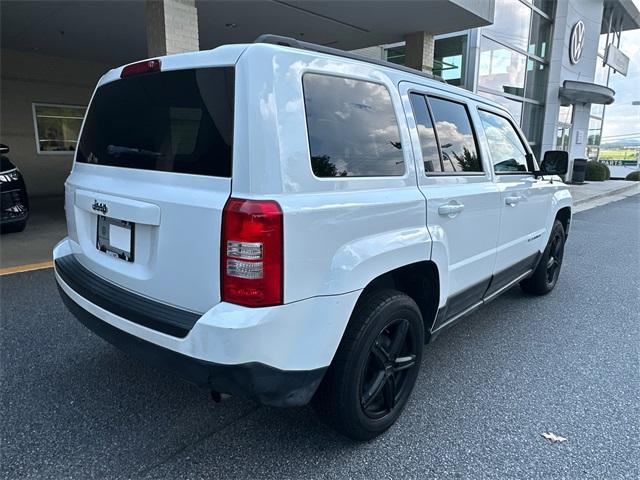 Photo of 2016 Bright White Clearcoat Jeep Patriot