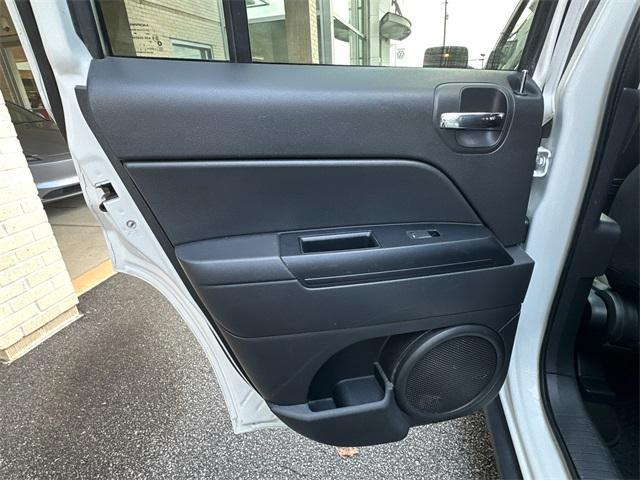 Photo of 2016 Bright White Clearcoat Jeep Patriot