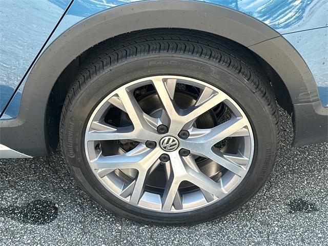 Photo of 2017 Silk Blue Metallic Volkswagen Golf Alltrack