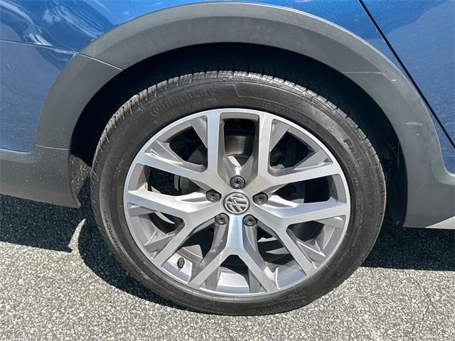 Photo of 2017 Silk Blue Metallic Volkswagen Golf Alltrack