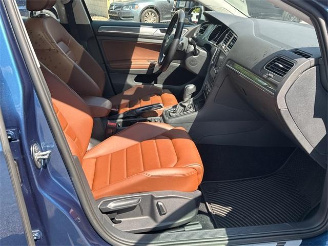 Photo of 2017 Silk Blue Metallic Volkswagen Golf Alltrack