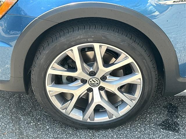 Photo of 2017 Silk Blue Metallic Volkswagen Golf Alltrack