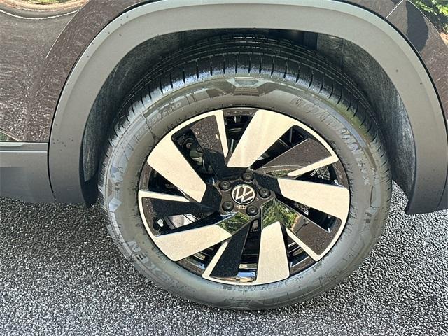 Photo of 2025 Deep Black Pearl Effect Volkswagen Atlas Cross Sport