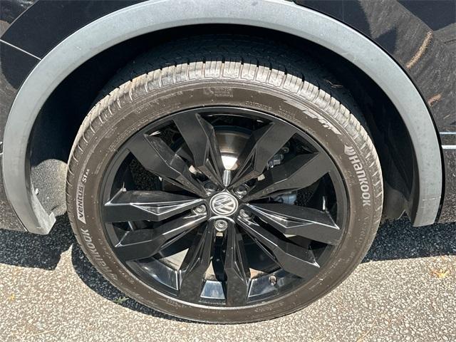 Photo of 2021 Deep Black Pearl Effect Volkswagen Tiguan