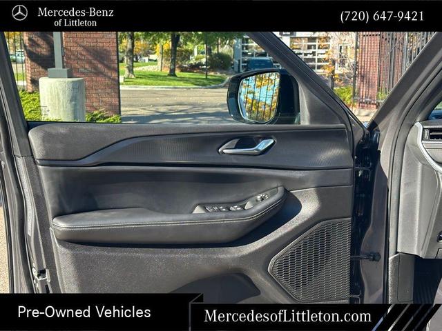 Photo of 2025 Metallic Jeep Grand Cherokee