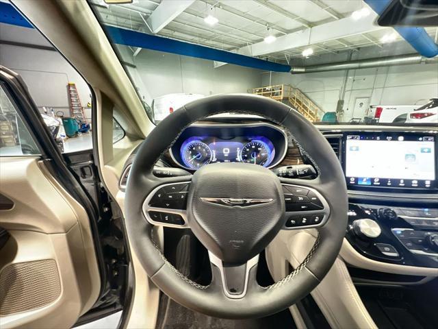 Photo of 2023 Brilliant Black Crystal Pearlcoat Chrysler Pacifica