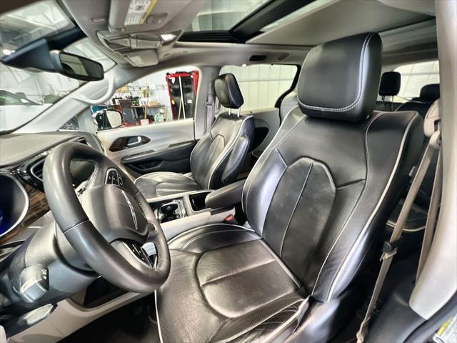Photo of 2023 Brilliant Black Crystal Pearlcoat Chrysler Pacifica