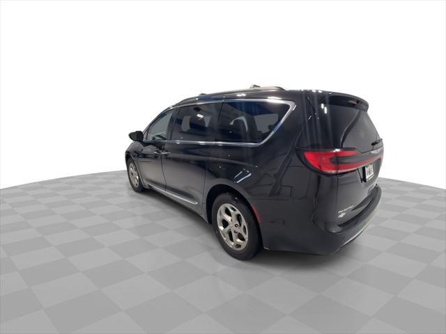 Photo of 2023 Brilliant Black Crystal Pearlcoat Chrysler Pacifica