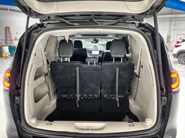 Photo of 2023 Brilliant Black Crystal Pearlcoat Chrysler Pacifica