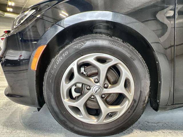 Photo of 2023 Brilliant Black Crystal Pearlcoat Chrysler Pacifica