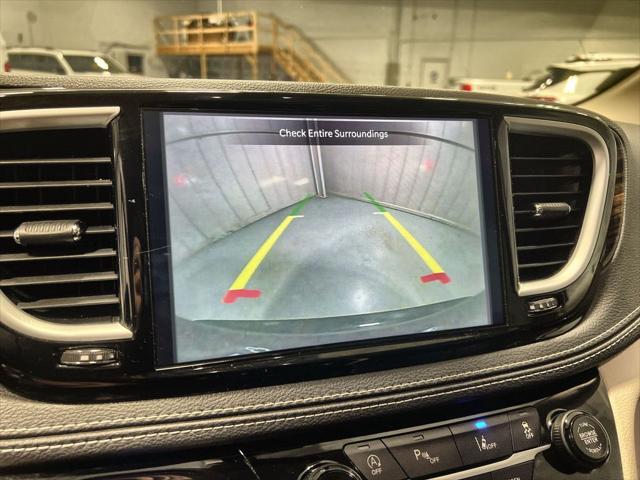 Photo of 2023 Brilliant Black Crystal Pearlcoat Chrysler Pacifica