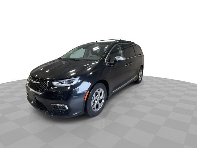 Photo of 2023 Brilliant Black Crystal Pearlcoat Chrysler Pacifica