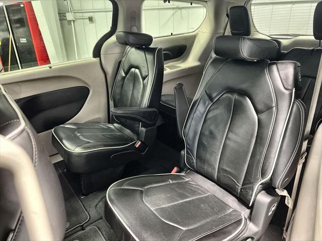 Photo of 2023 Brilliant Black Crystal Pearlcoat Chrysler Pacifica