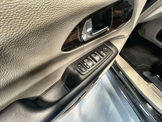 Photo of 2023 Brilliant Black Crystal Pearlcoat Chrysler Pacifica