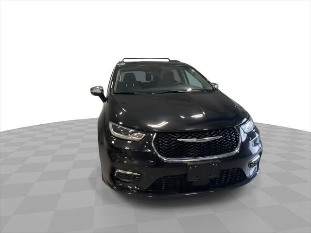Photo of 2023 Brilliant Black Crystal Pearlcoat Chrysler Pacifica