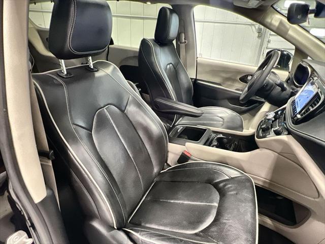 Photo of 2023 Brilliant Black Crystal Pearlcoat Chrysler Pacifica