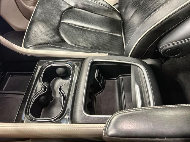 Photo of 2023 Brilliant Black Crystal Pearlcoat Chrysler Pacifica