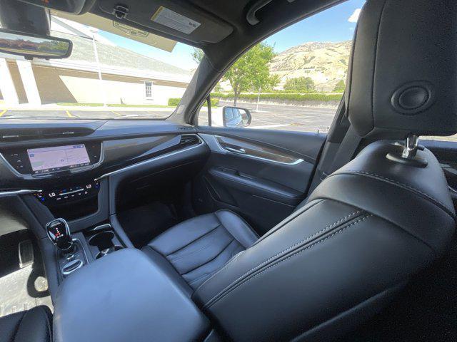 Photo of 2022 Crystal White Tricoat Cadillac XT6
