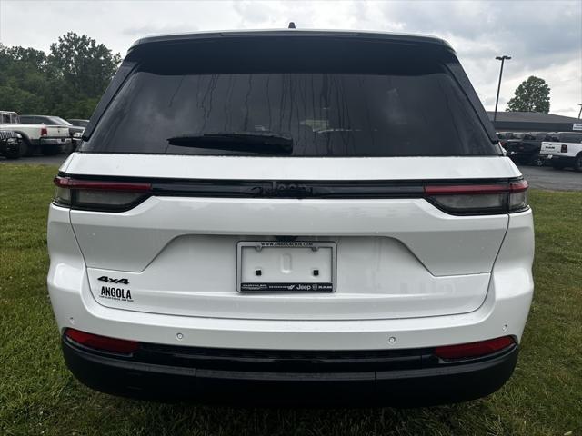 Photo of 2025 Bright White Clearcoat Jeep Grand Cherokee