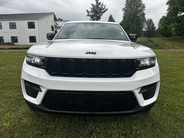Photo of 2025 Bright White Clearcoat Jeep Grand Cherokee