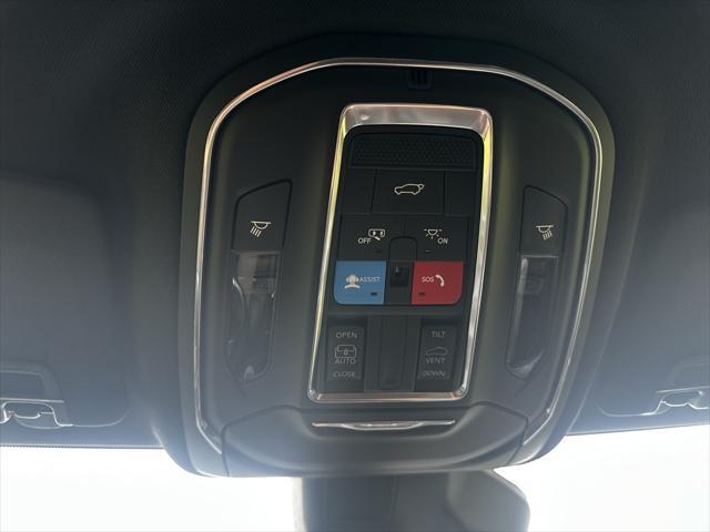 Photo of 2025 Bright White Clearcoat Jeep Grand Cherokee