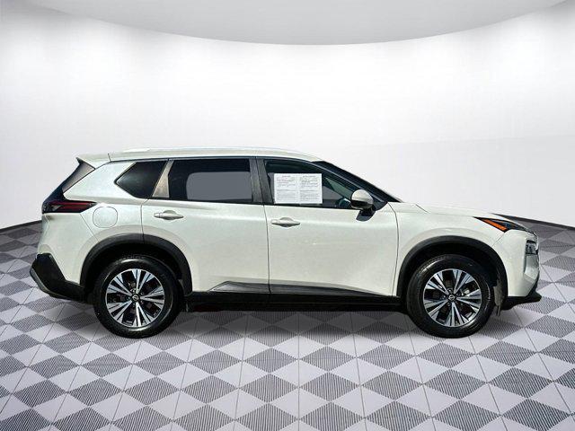 Photo of 2022 Pearl White Tricoat Nissan Rogue