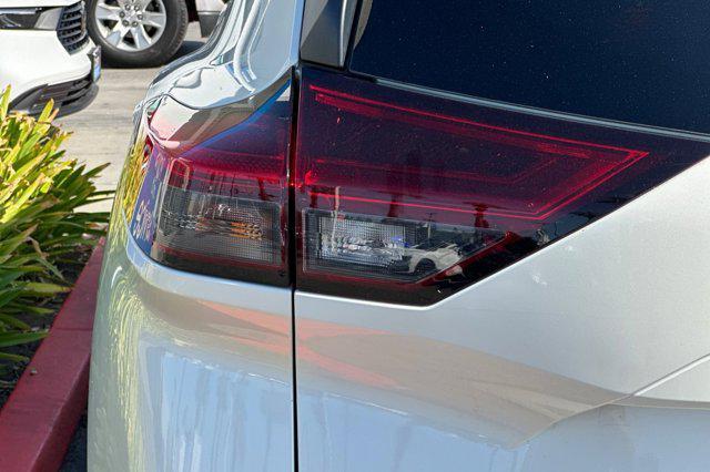 Photo of 2022 Pearl White Tricoat Nissan Rogue