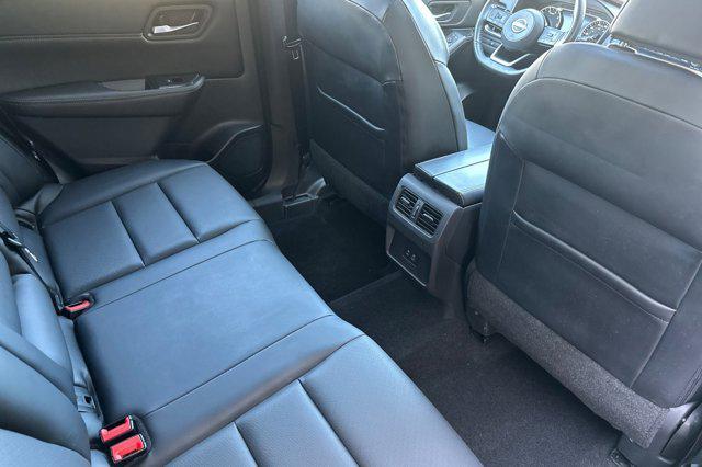 Photo of 2022 Pearl White Tricoat Nissan Rogue