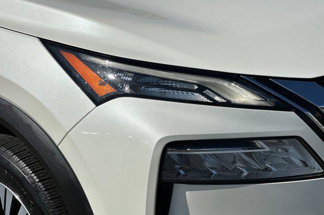Photo of 2022 Pearl White Tricoat Nissan Rogue