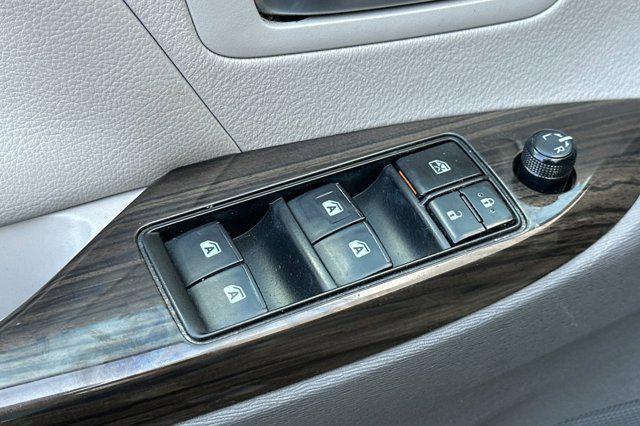 Photo of 2020 Midnight Black Metallic Toyota Sienna