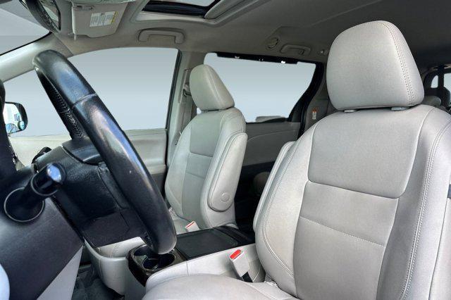Photo of 2020 Midnight Black Metallic Toyota Sienna