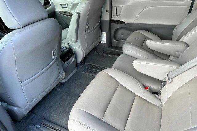 Photo of 2020 Midnight Black Metallic Toyota Sienna