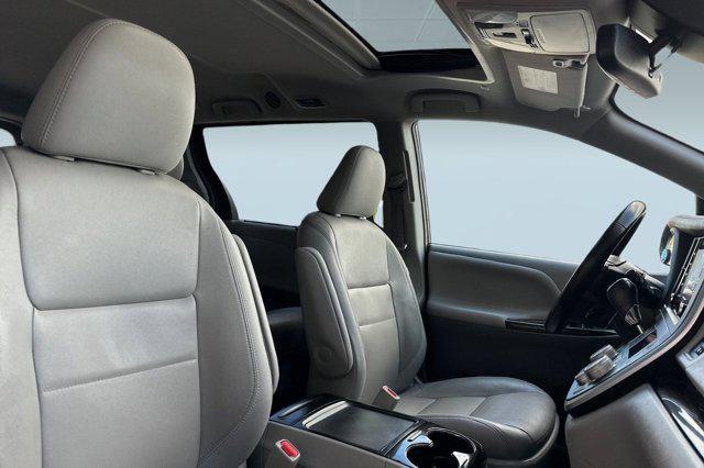 Photo of 2020 Midnight Black Metallic Toyota Sienna