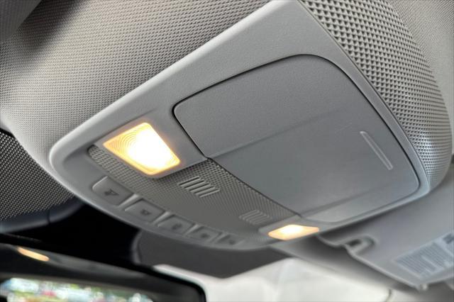 Photo of 2022 Oxford White Ford Edge