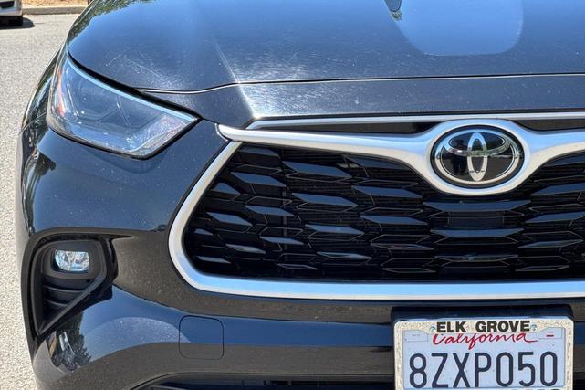 Photo of 2022 Midnight Black Metallic Toyota Highlander