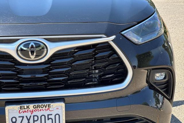 Photo of 2022 Midnight Black Metallic Toyota Highlander
