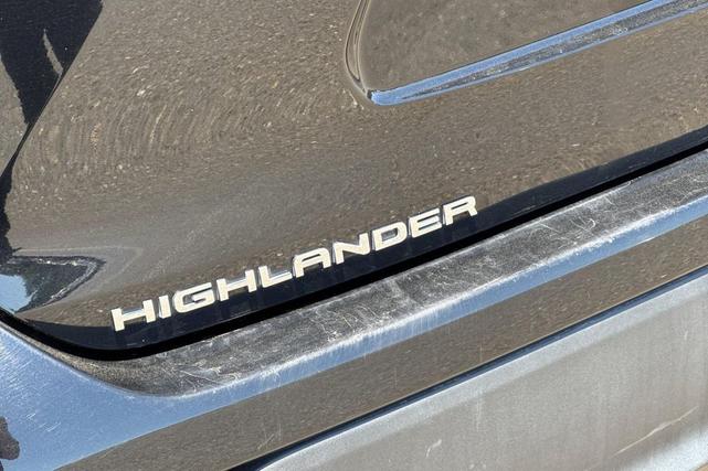 Photo of 2022 Midnight Black Metallic Toyota Highlander