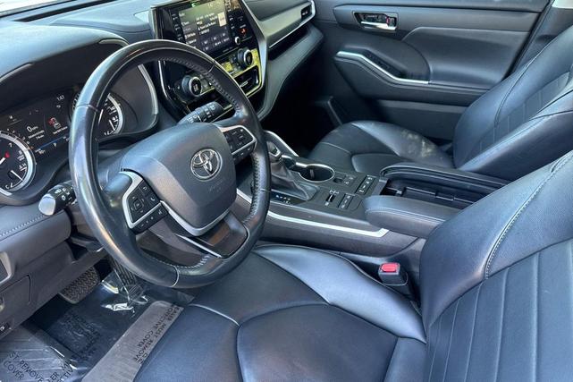 Photo of 2022 Midnight Black Metallic Toyota Highlander