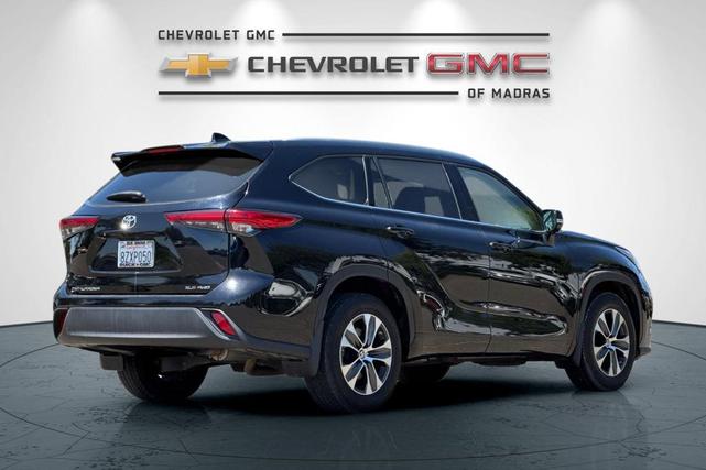 Photo of 2022 Midnight Black Metallic Toyota Highlander