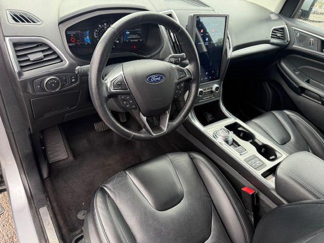 Photo of 2022 Silver Metallic Ford Edge