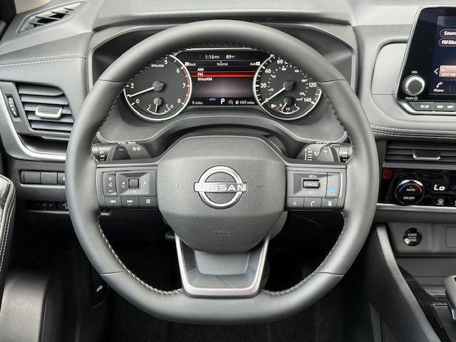 Photo of 2025 White Pearl Nissan Rogue