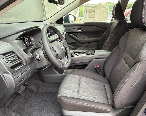 Photo of 2025 White Pearl Nissan Rogue