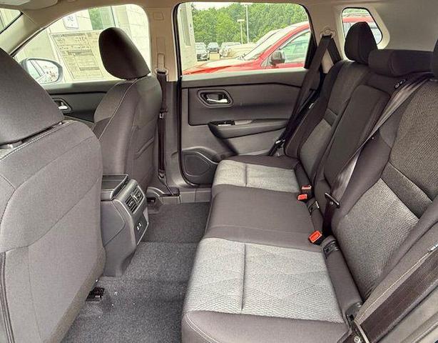 Photo of 2025 White Pearl Nissan Rogue