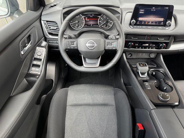 Photo of 2025 White Pearl Nissan Rogue
