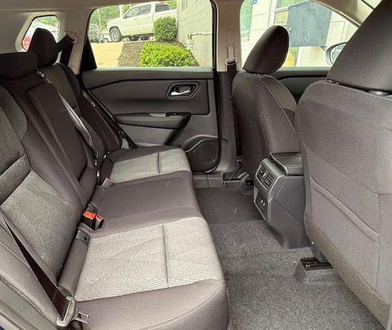 Photo of 2025 White Pearl Nissan Rogue