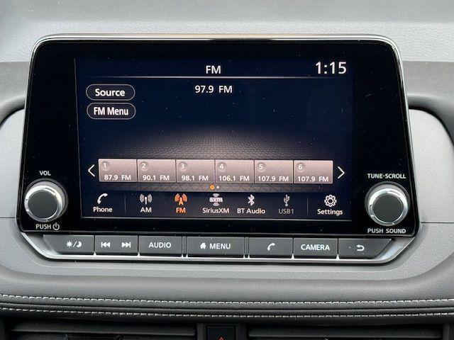 Photo of 2025 White Pearl Nissan Rogue
