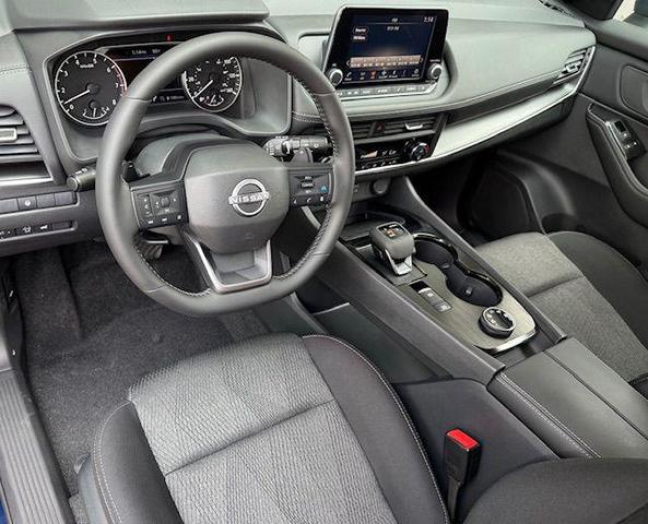 Photo of 2025 White Pearl Nissan Rogue